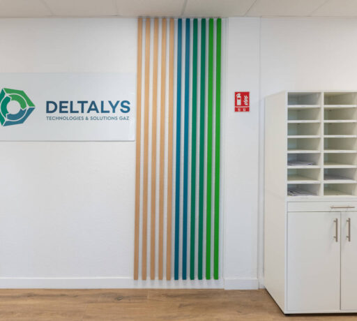 Zone de passage chez Deltalys, équipée d'un espace dédié au tri-courrier, permettant une gestion efficace et organisée des documents entrants et sortants.