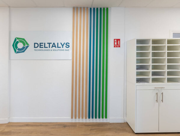 Zone de passage chez Deltalys, équipée d'un espace dédié au tri-courrier, permettant une gestion efficace et organisée des documents entrants et sortants.