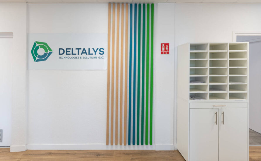 Zone de passage chez Deltalys, équipée d'un espace dédié au tri-courrier, permettant une gestion efficace et organisée des documents entrants et sortants.