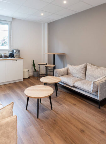 Espace détente chez Deltalys, aménagé avec des canapés MAKKY modernes et des tables basses PALO, créant un environnement confortable pour se relaxer et socialiser pendant les pauses.