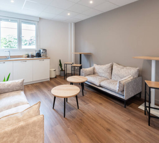 Espace détente chez Deltalys, aménagé avec des canapés MAKKY modernes et des tables basses PALO, créant un environnement confortable pour se relaxer et socialiser pendant les pauses.