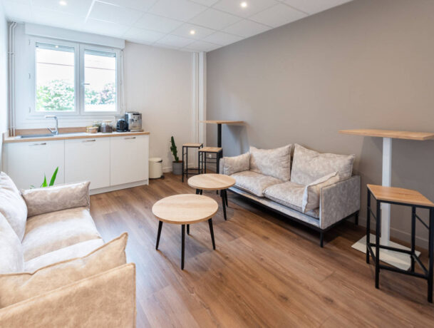 Espace détente chez Deltalys, aménagé avec des canapés MAKKY modernes et des tables basses PALO, créant un environnement confortable pour se relaxer et socialiser pendant les pauses.