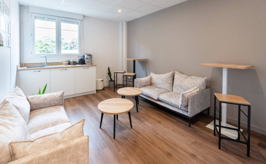 Espace détente chez Deltalys, aménagé avec des canapés MAKKY modernes et des tables basses PALO, créant un environnement confortable pour se relaxer et socialiser pendant les pauses.