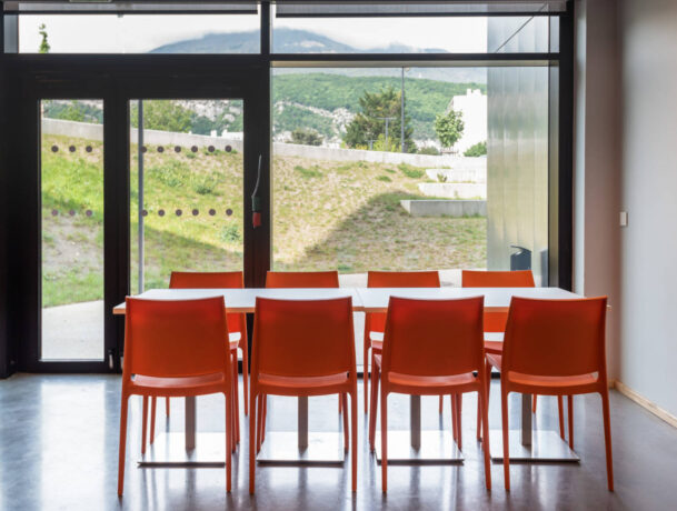 Découvrez la chaise MAYA de Spark Office, un modèle alliant confort et design moderne pour sublimer vos espaces de travail. Parfaite pour les environnements professionnels, elle offre une esthétique élégante.