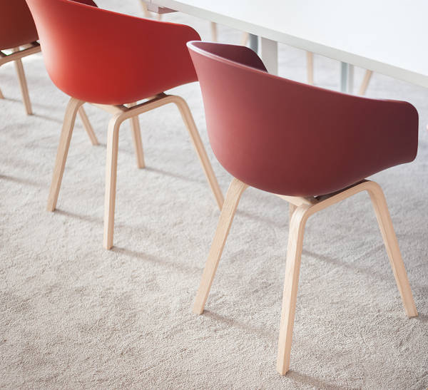 Salle de réunion élégante équipée de chaises VARDE au design scandinave, combinant style épuré et confort pour des réunions professionnelles efficaces et stylées.