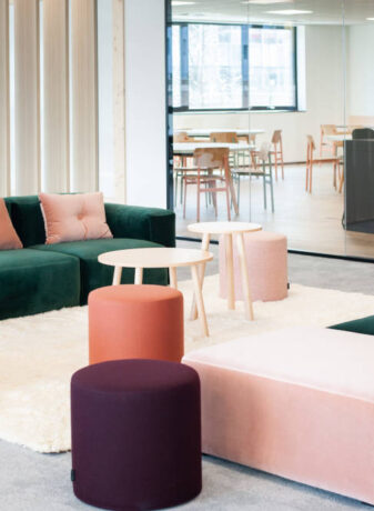 Espace détente chez ENEDIS, aménagé avec des canapés MARLON élégants et des banquettes confortables, offrant un cadre relaxant pour les moments de pause et de socialisation.