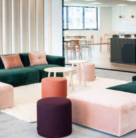 Espace détente chez ENEDIS, aménagé avec des canapés MARLON élégants et des banquettes confortables, offrant un cadre relaxant pour les moments de pause et de socialisation.