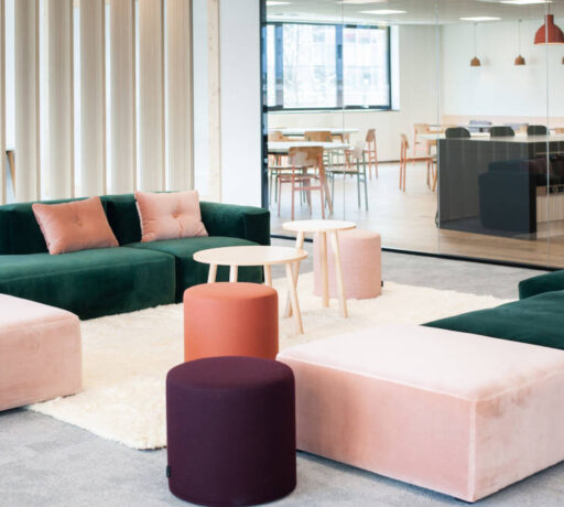 Espace détente chez ENEDIS, aménagé avec des canapés MARLON élégants et des banquettes confortables, offrant un cadre relaxant pour les moments de pause et de socialisation.