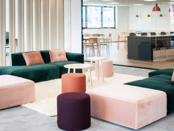 Espace détente chez ENEDIS, aménagé avec des canapés MARLON élégants et des banquettes confortables, offrant un cadre relaxant pour les moments de pause et de socialisation.